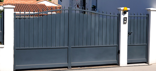 Automated metal gates can enhance the appearance