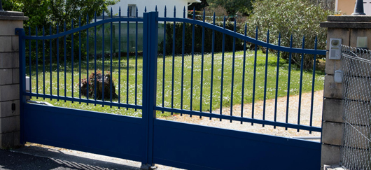 Automated metal gates can enhance the appearance